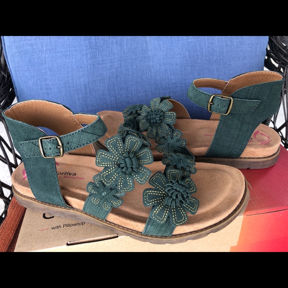 Cutest and comfy Comfortiva Alyssa sandals
